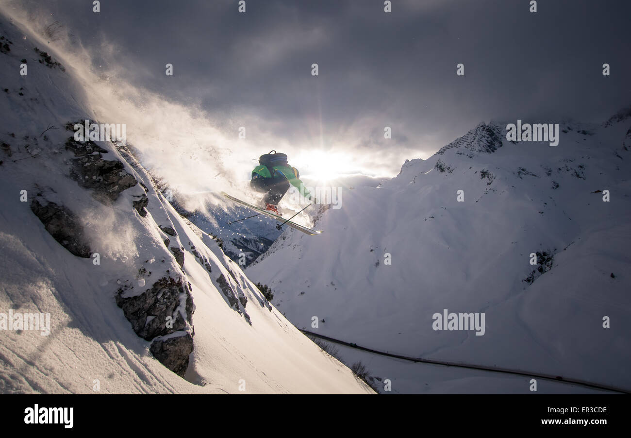 L'uomo sci fuoripista, Lech, Austria Foto Stock