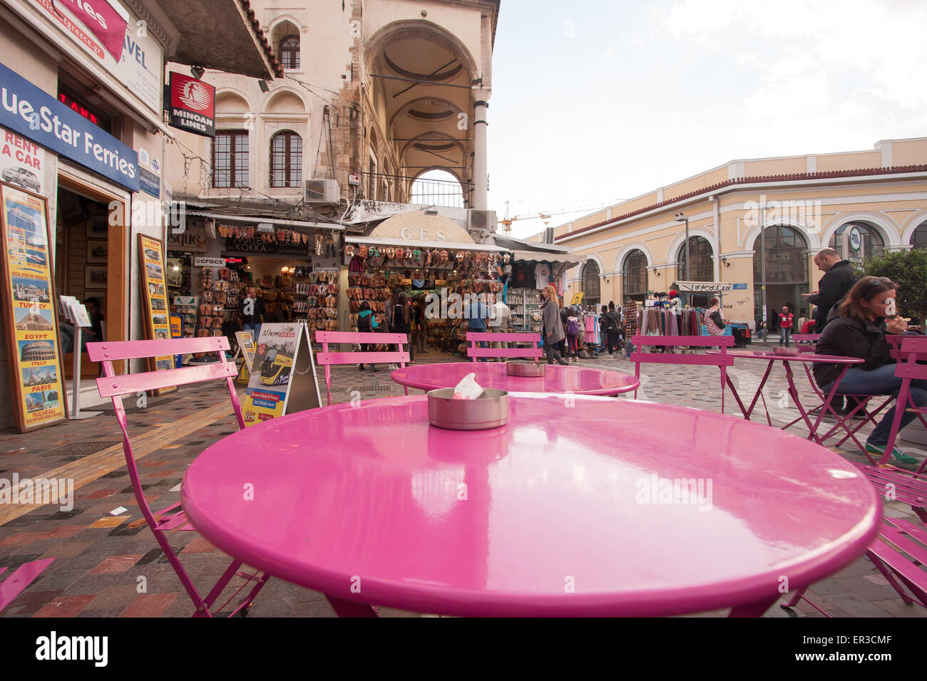 Athens, Grecia - 03 Aprile 2015: Rosa gelateria tabella in corrispondenza di una delle piazze di Atene. Foto Stock