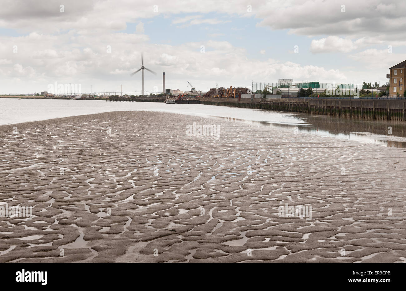 Guardando verso est verso Dartford attraversando la Regina Elisabetta II con il ponte sul fiume Tamigi banca di fango a lowtide in primo piano Foto Stock