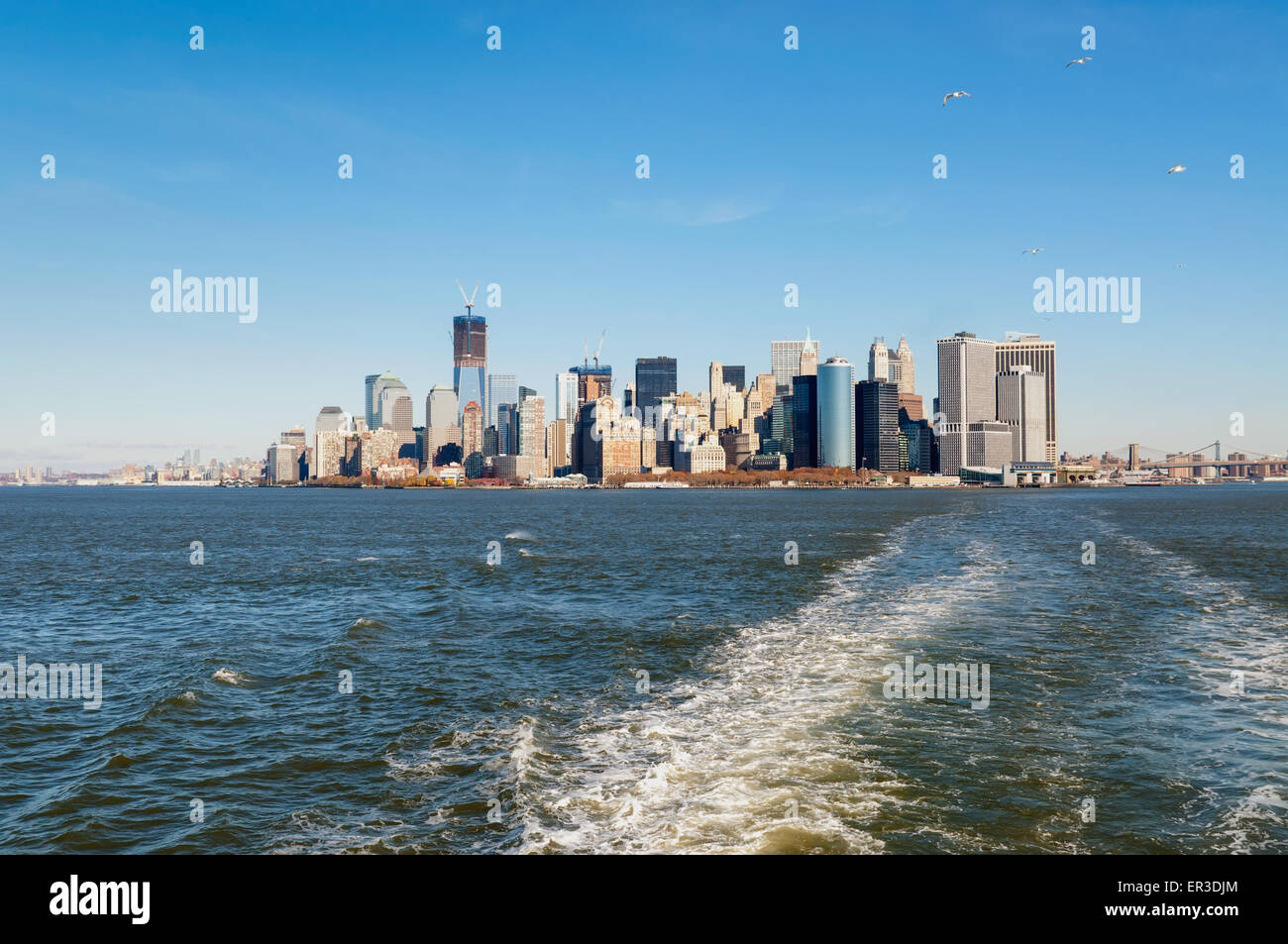 Una foto dello skyline di Manhattan preso dal traghetto Foto Stock