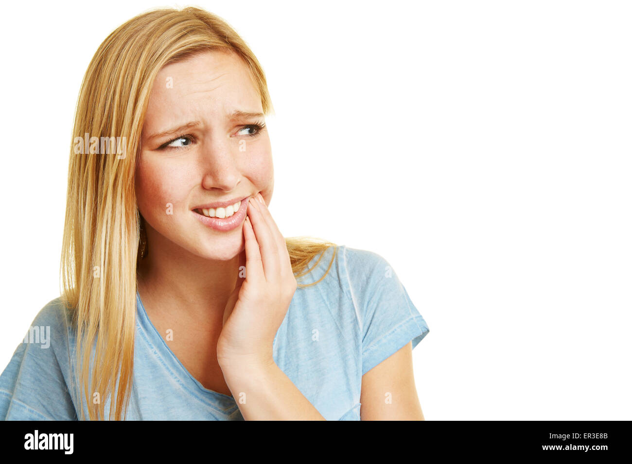 Giovane donna con il mal di denti tenendo la mano alla bocca Foto Stock