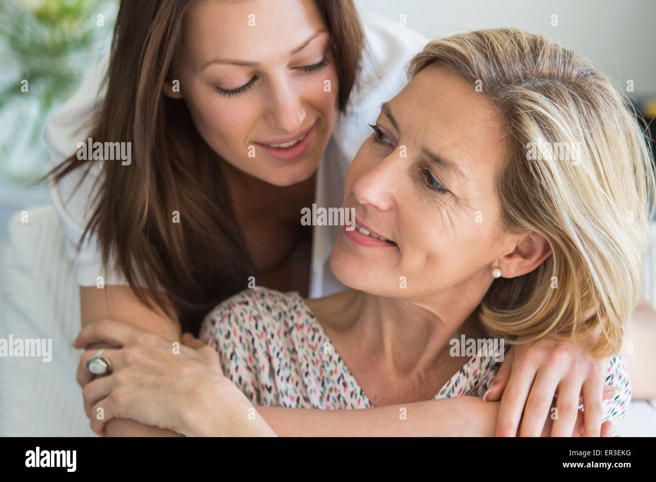 Giovane donna e sua madre. Foto Stock