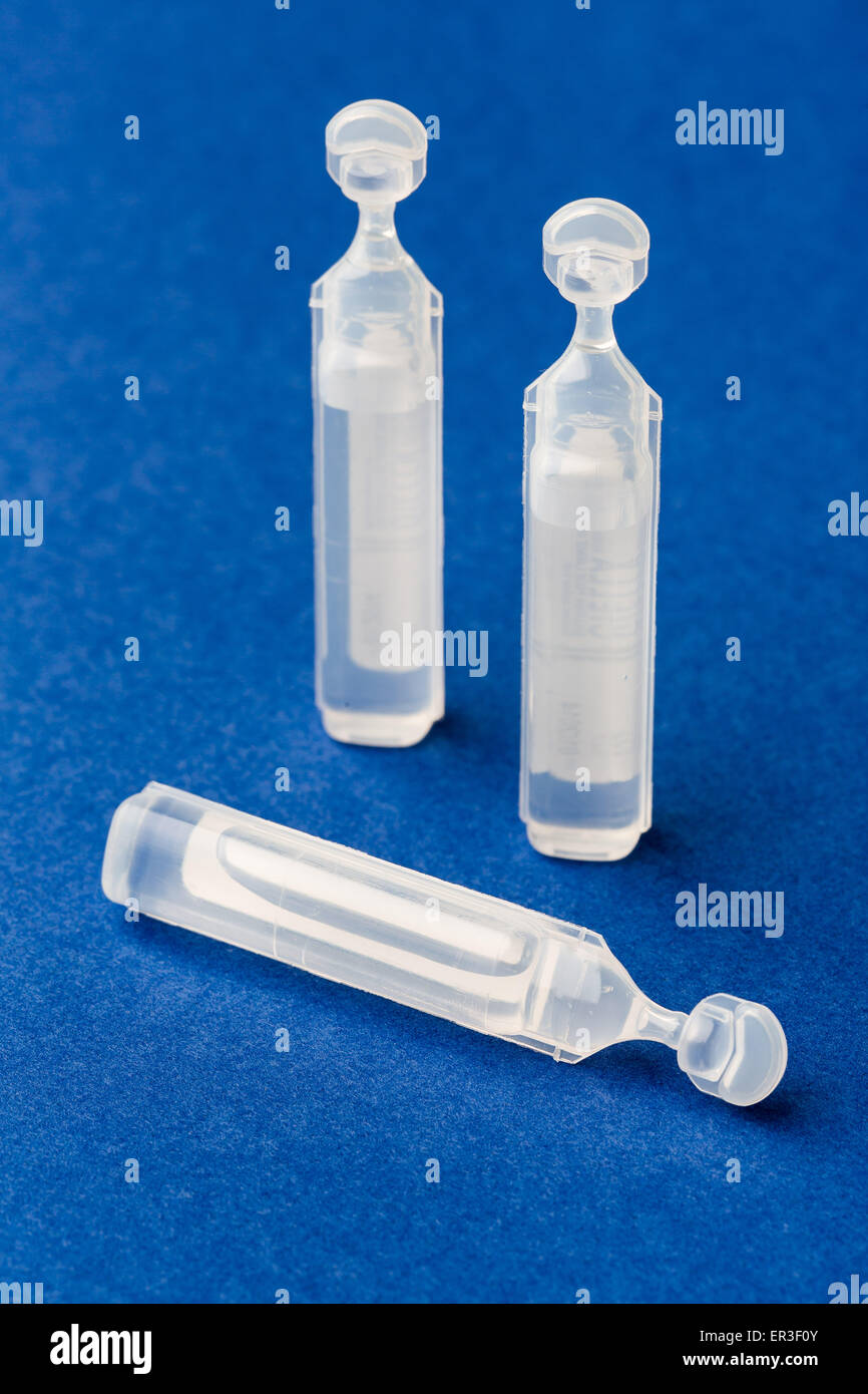 Sterile unità monouso di soluzione oftalmica o soluzione salina fisiologica. Foto Stock