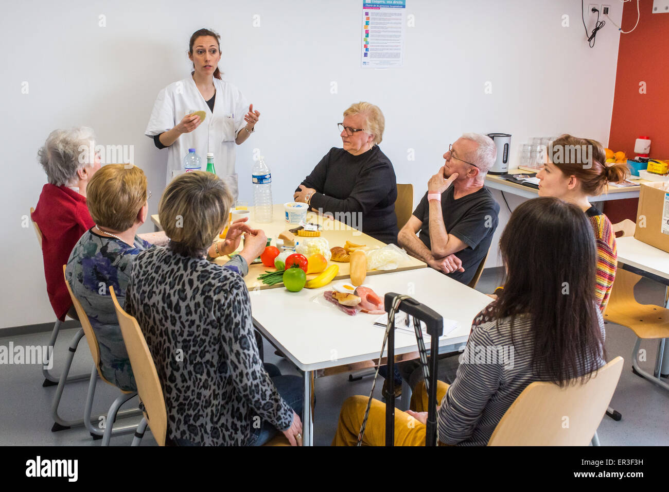 Dietista che conduce un workshop e terapeutici di educazione nutrizionale in pazienti con osteoporosi. Ospedale di Bordeaux, Francia. Foto Stock