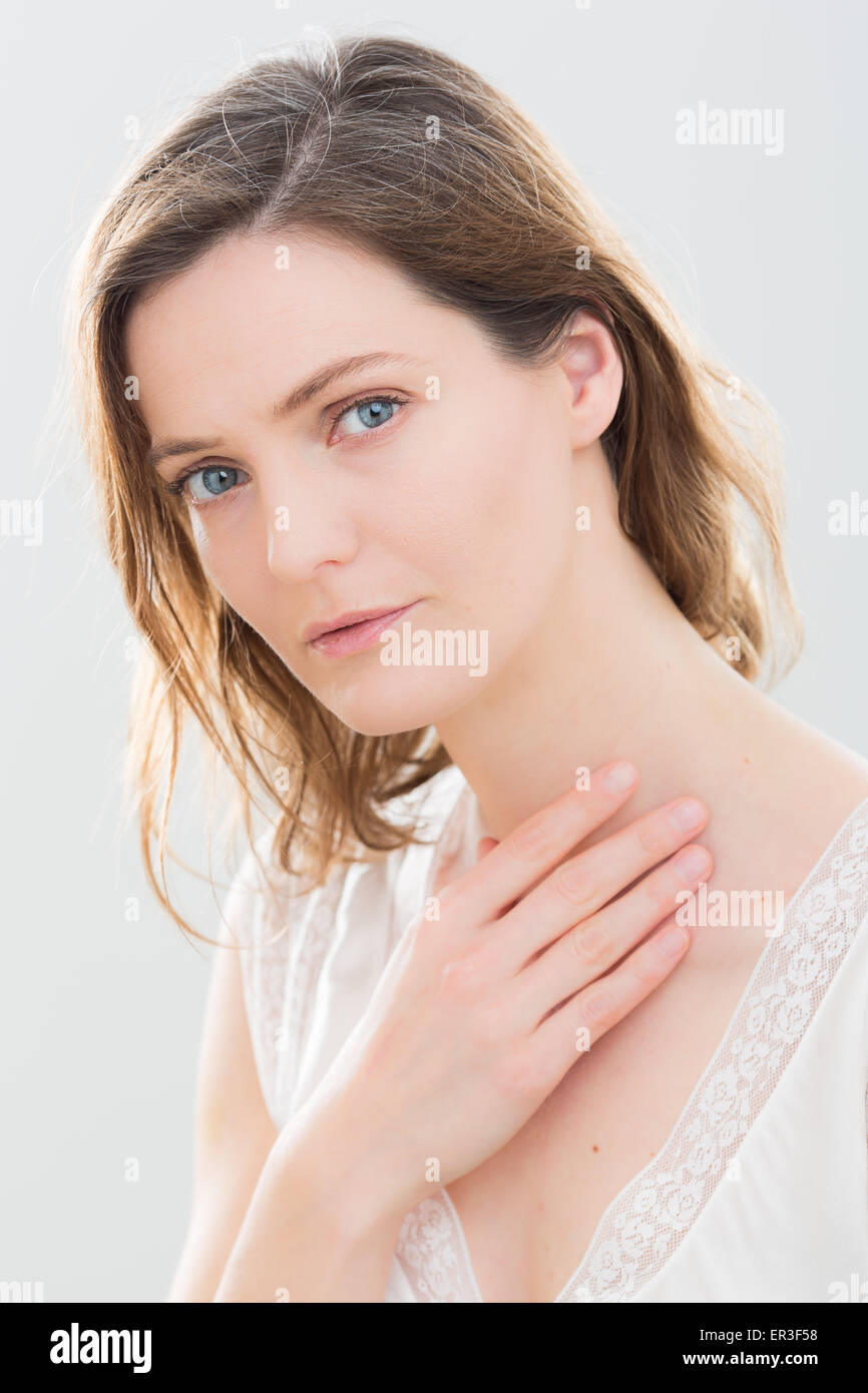 Donna auto-esaminando la sua gola. Foto Stock
