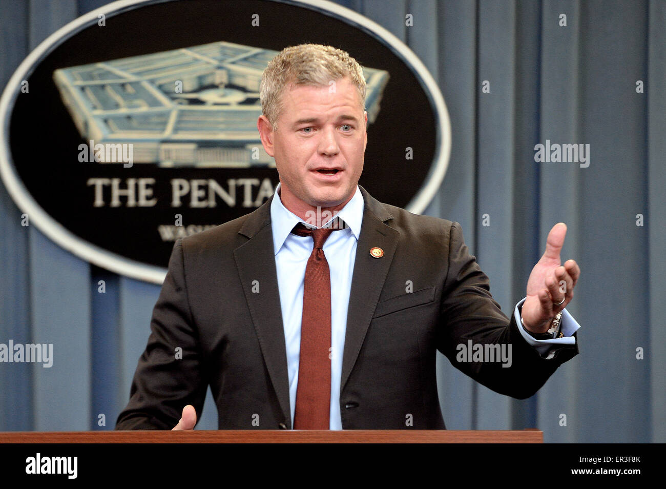 Attore Eric Dane chi gioca il CDR Tom Chandler nella serie televisiva ultima nave annuncia la sua partecipazione con la tragedia del programma di assistenza per i sopravvissuti durante una visita al Pentagono Marzo 17, 2015 a Washington D.C. Foto Stock