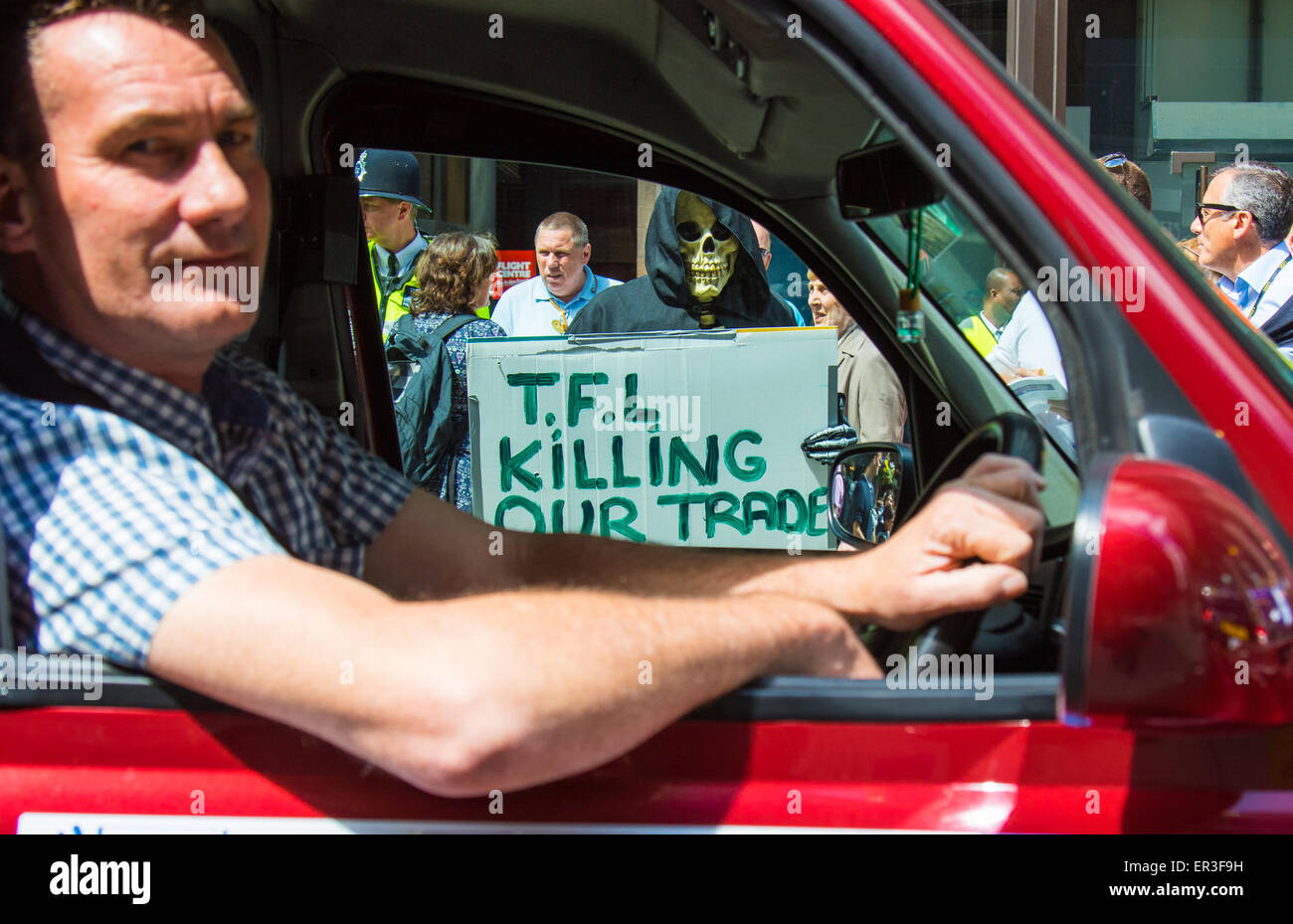 Victoria, Londra, Regno Unito. 26 Maggio, 2015. Londra protesta cabbies vicino ai trasporti per Londra ha il suo quartier generale a Victoria contro quello che dicono è una concorrenza sleale da parte di meno regolamentato minicab che gli operatori sono tenuti a prendere solo pre-prenotato tariffe ma sono prelevare i passeggeri che da sulla strada e il peer to peer Uber-taxi booking app che è rendere operante la licenza di Londra taxi insostenibile. Credito: Paolo Davey/Alamy Live News Foto Stock