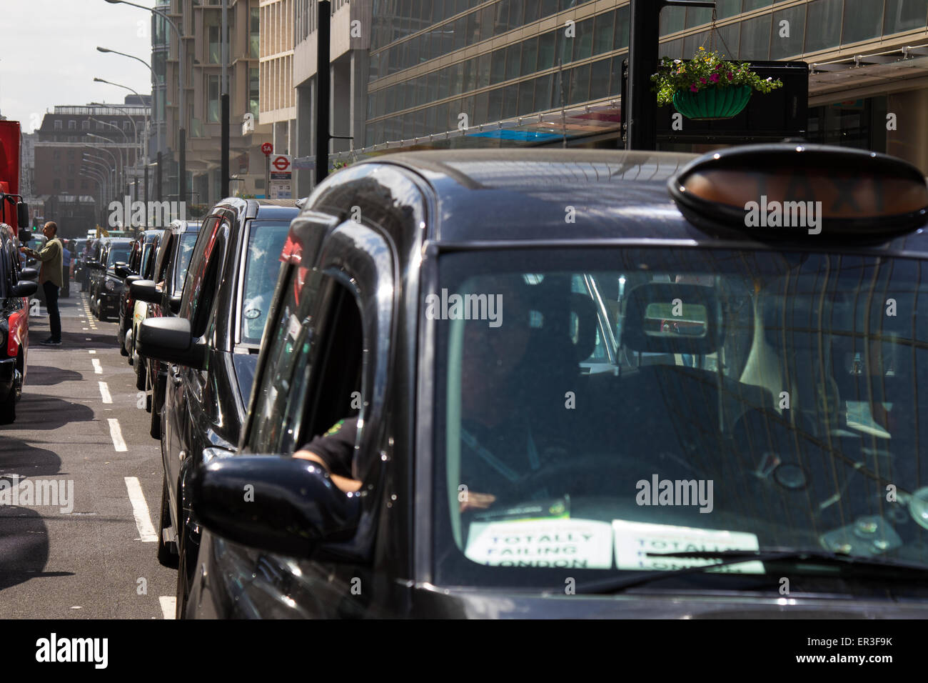 Victoria, Londra, Regno Unito. 26 Maggio, 2015. Londra protesta cabbies vicino ai trasporti per Londra ha il suo quartier generale a Victoria contro quello che dicono è una concorrenza sleale da parte di meno regolamentato minicab che gli operatori sono tenuti a prendere solo pre-prenotato tariffe ma sono prelevare i passeggeri che da sulla strada e il peer to peer Uber-taxi booking app che è rendere operante la licenza di Londra taxi insostenibile. Credito: Paolo Davey/Alamy Live News Foto Stock