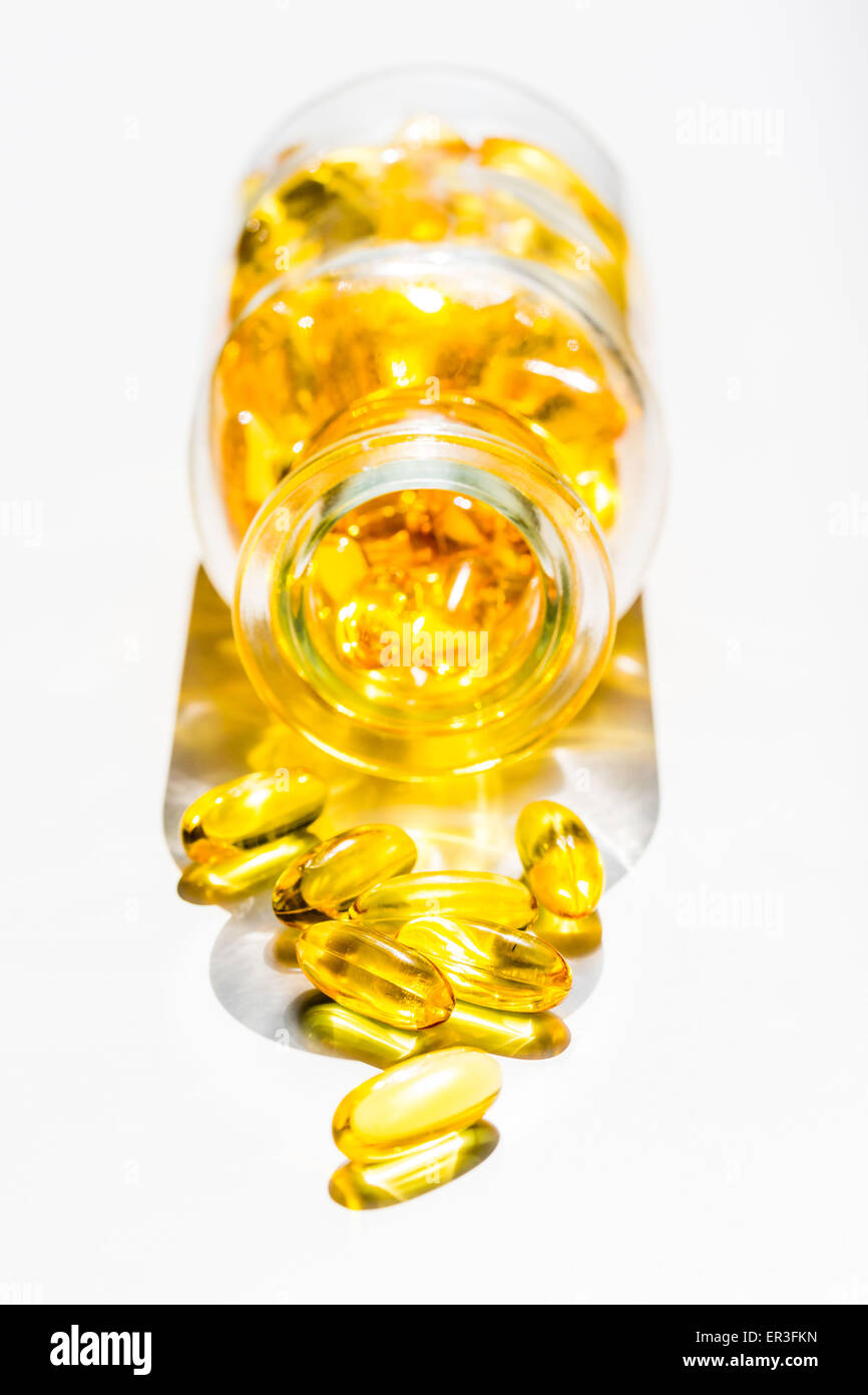 I supplementi nutrizionali, liquido integratori alimentari in capsule. Foto Stock