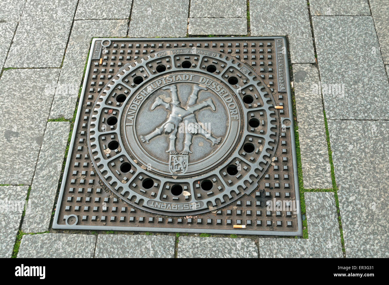 Cast iron manhole cover immagini e fotografie stock ad alta risoluzione -  Alamy