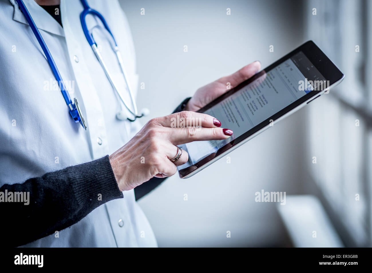 Medico utilizzando un tablet PC. Foto Stock