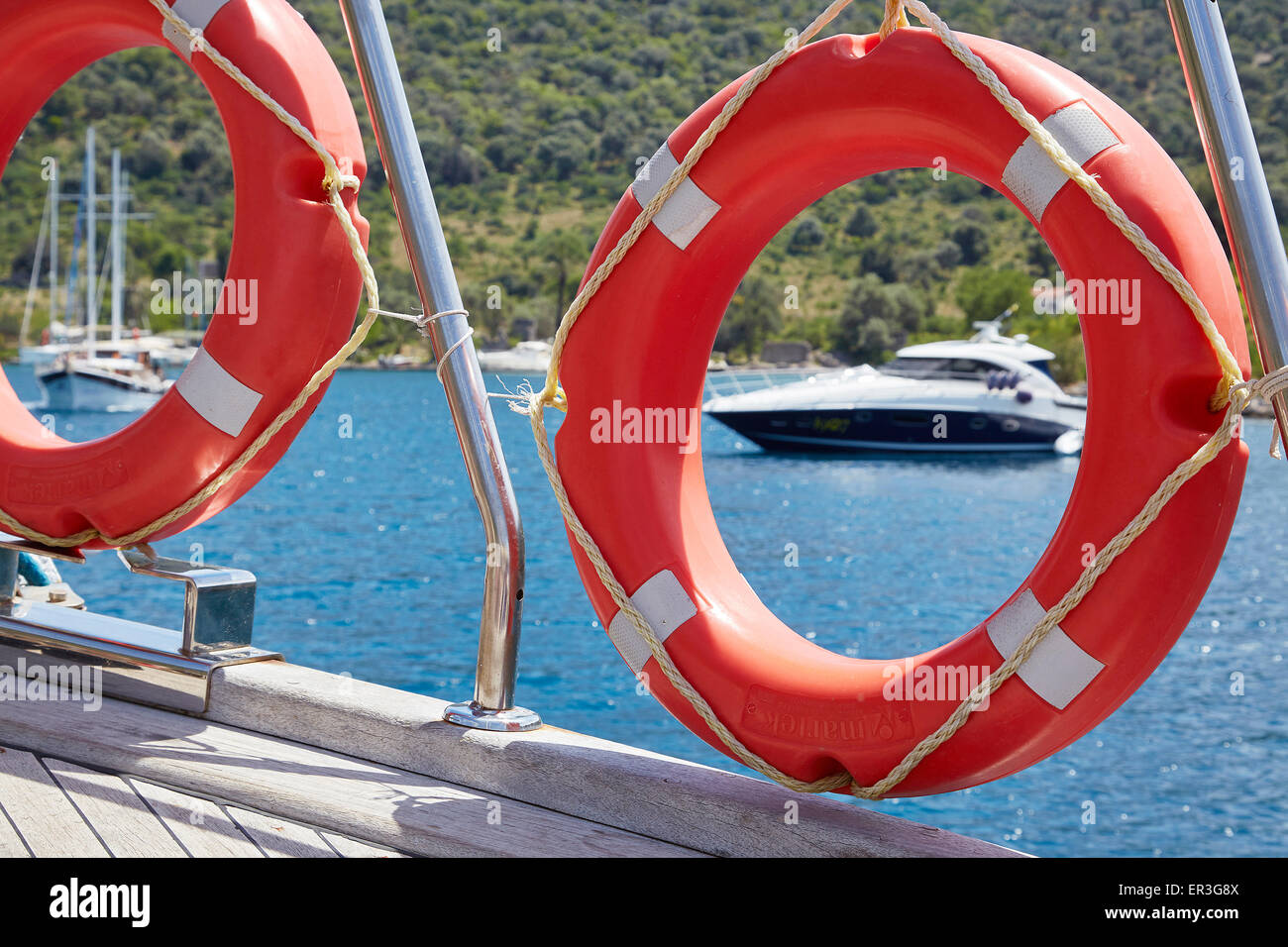 Un salvagente anello di sicurezza a bordo di una barca a vela fuori Fethiye, Turchia Foto Stock