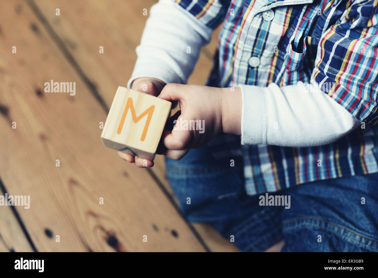 Il bambino gioca con blocchi di abc, ritagliato Foto Stock