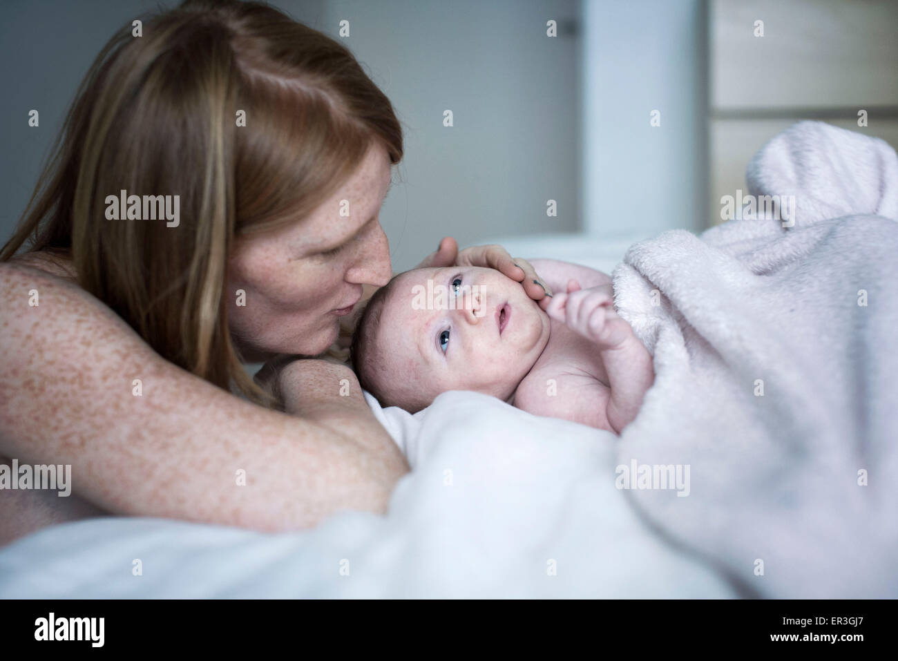 Madre consolante neonato Foto Stock