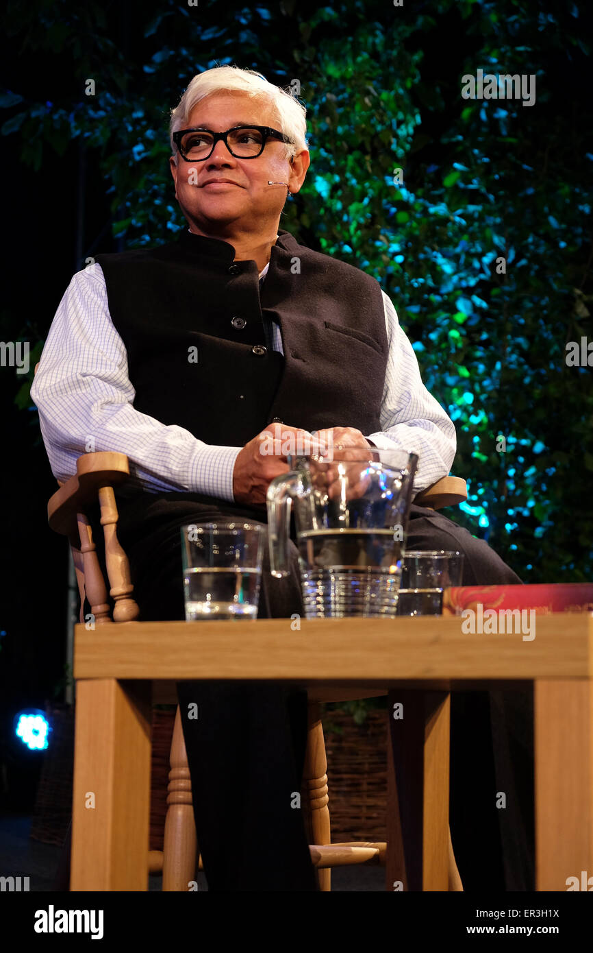 Festival di fieno, POWYS, GALLES - Maggio 2015 - Autore Amitav Ghosh sul palco per parlare del suo libro più recente alluvione del fuoco la terza parte della sua Trilogia Ibis. Foto Stock