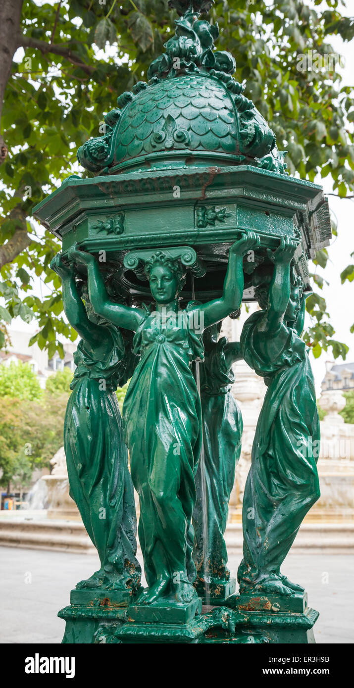 Fontana esterna con donne scultura di gruppo vicino alla chiesa di Saint Sulpice su Rue Bonaparte, Parigi, Francia Foto Stock