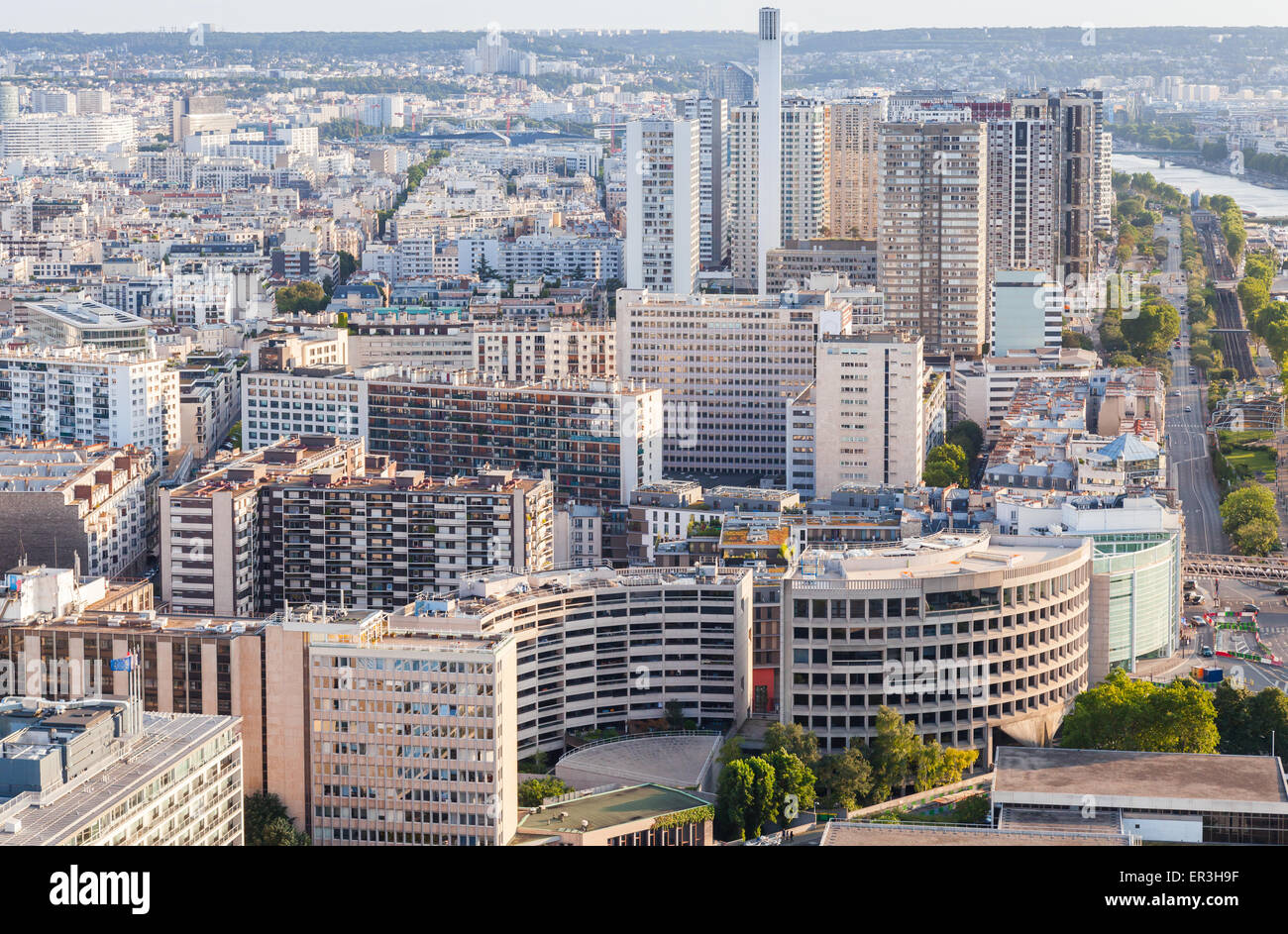 Paesaggio urbano della città moderna parte, Paris, Francia. Vista in direzione sud-ovest dalla torre Eiffel viewpoint Foto Stock