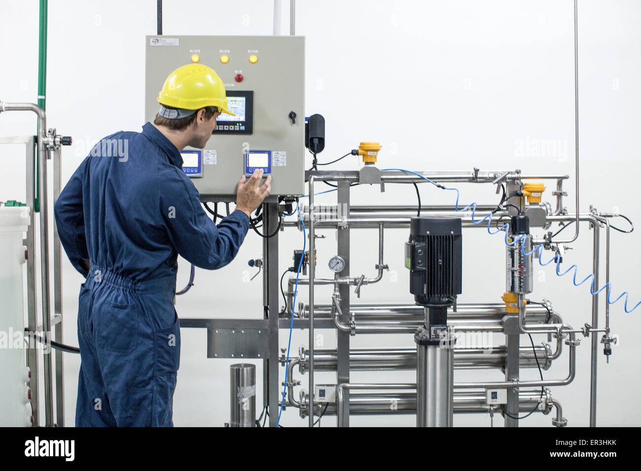 Lavoratore di funzionamento di apparecchiature industriali Foto Stock