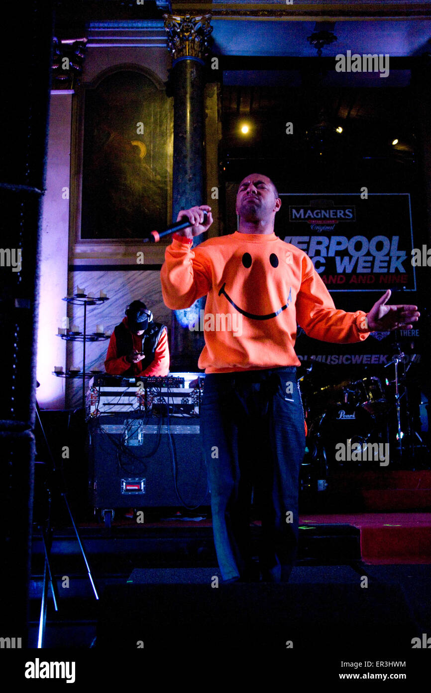 Il rapper giovani Kof effettuando in corrispondenza di Alma de Cuba per Liverpool Music Week 2009, Liverpool, Regno Unito Foto Stock