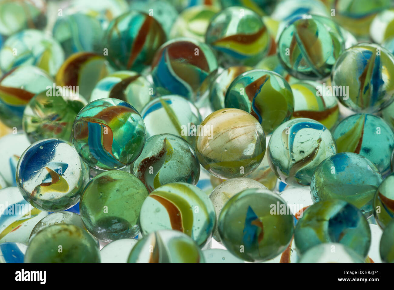 La raccolta di vetro antico marmi trasparente con esclusivo volute del vetro colorato intrappolato all'interno Foto Stock