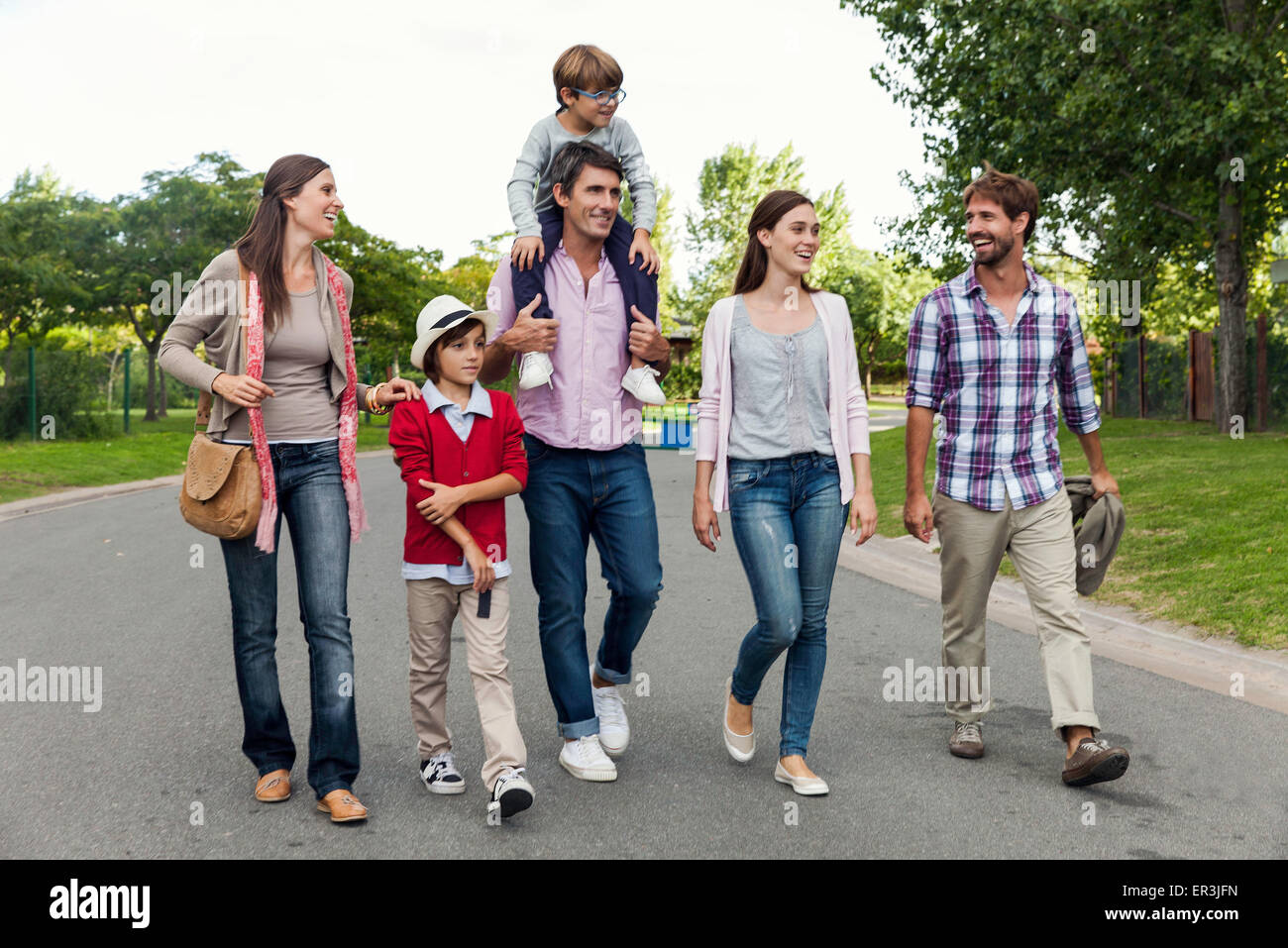 Famiglia camminare insieme in strada Foto Stock