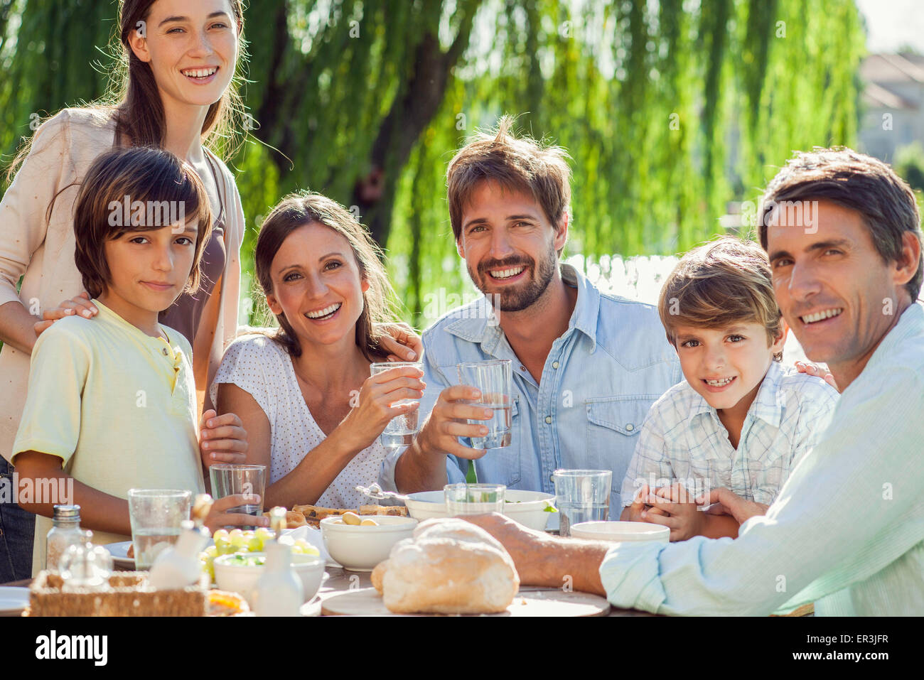 Famiglia gustando la prima colazione insieme all'aperto Foto Stock