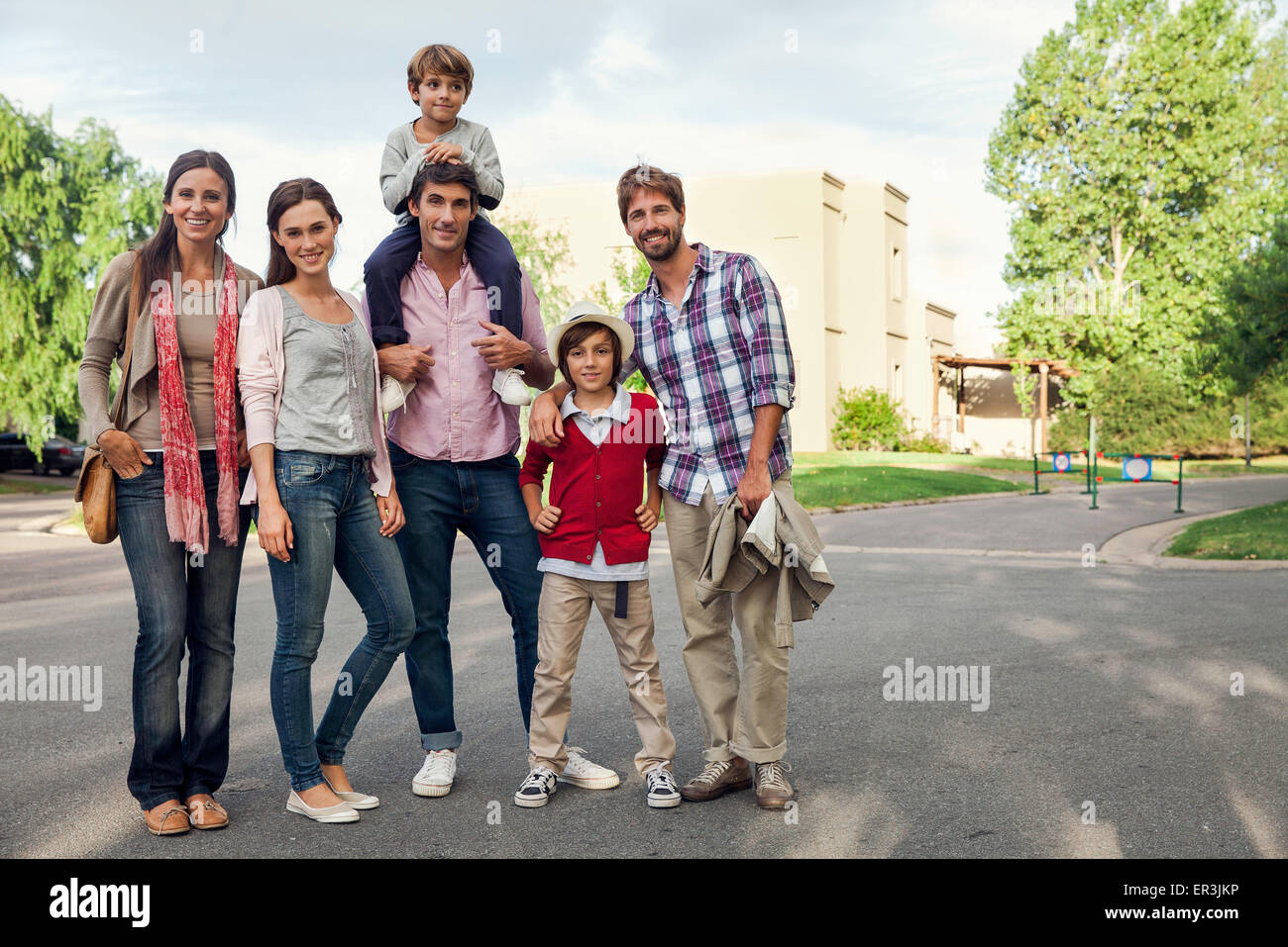 La famiglia in posa per il ritratto di gruppo all'aperto Foto Stock