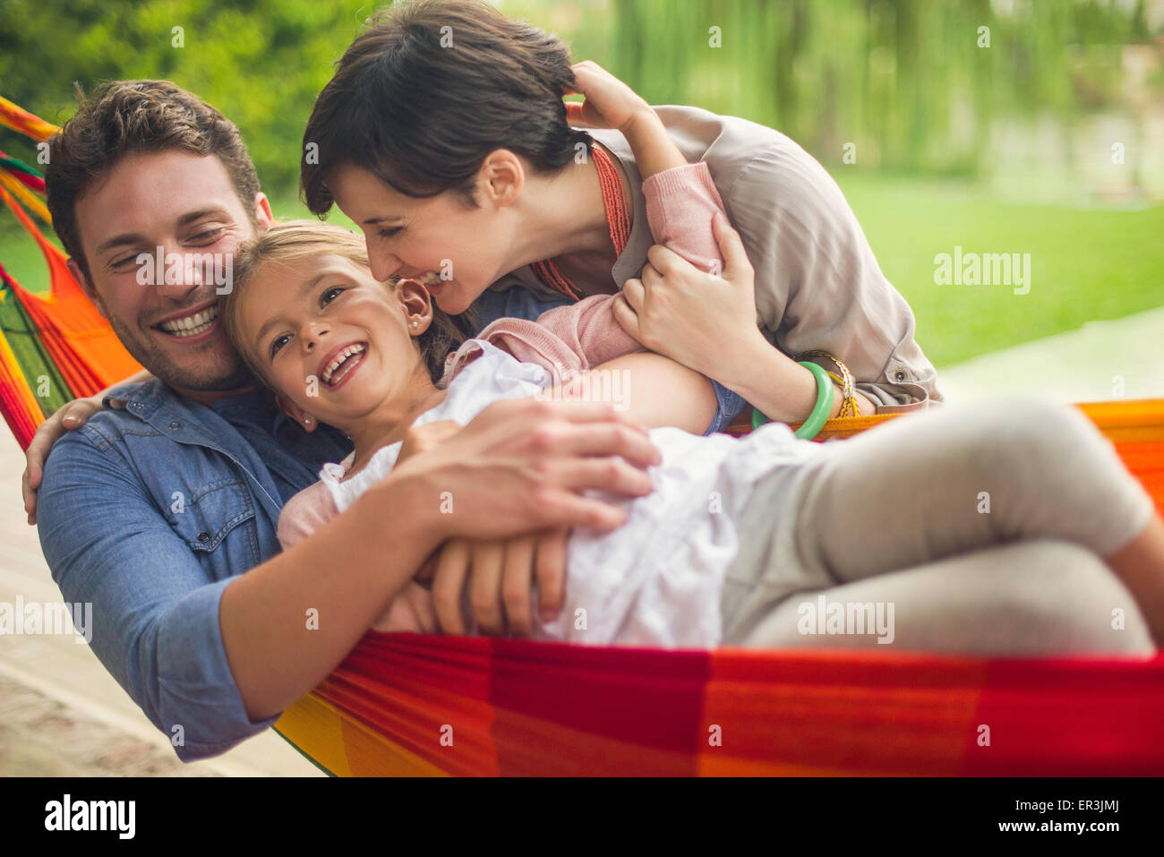 Famiglia divertendosi insieme a casa il fine settimana Foto Stock