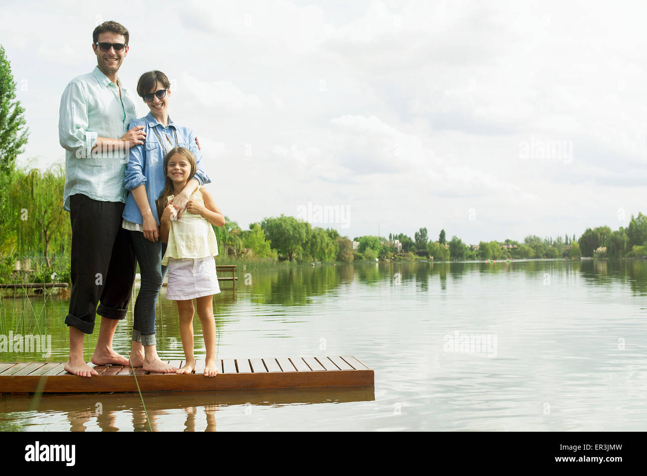 Famiglia in piedi sul dock, ritratto Foto Stock