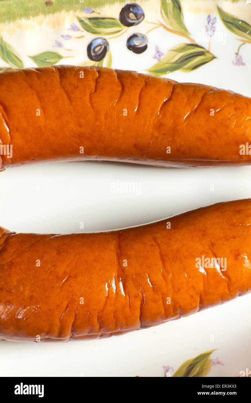 Fumato Polish kielbasa salsiccia link su un piatto decorativo Foto Stock