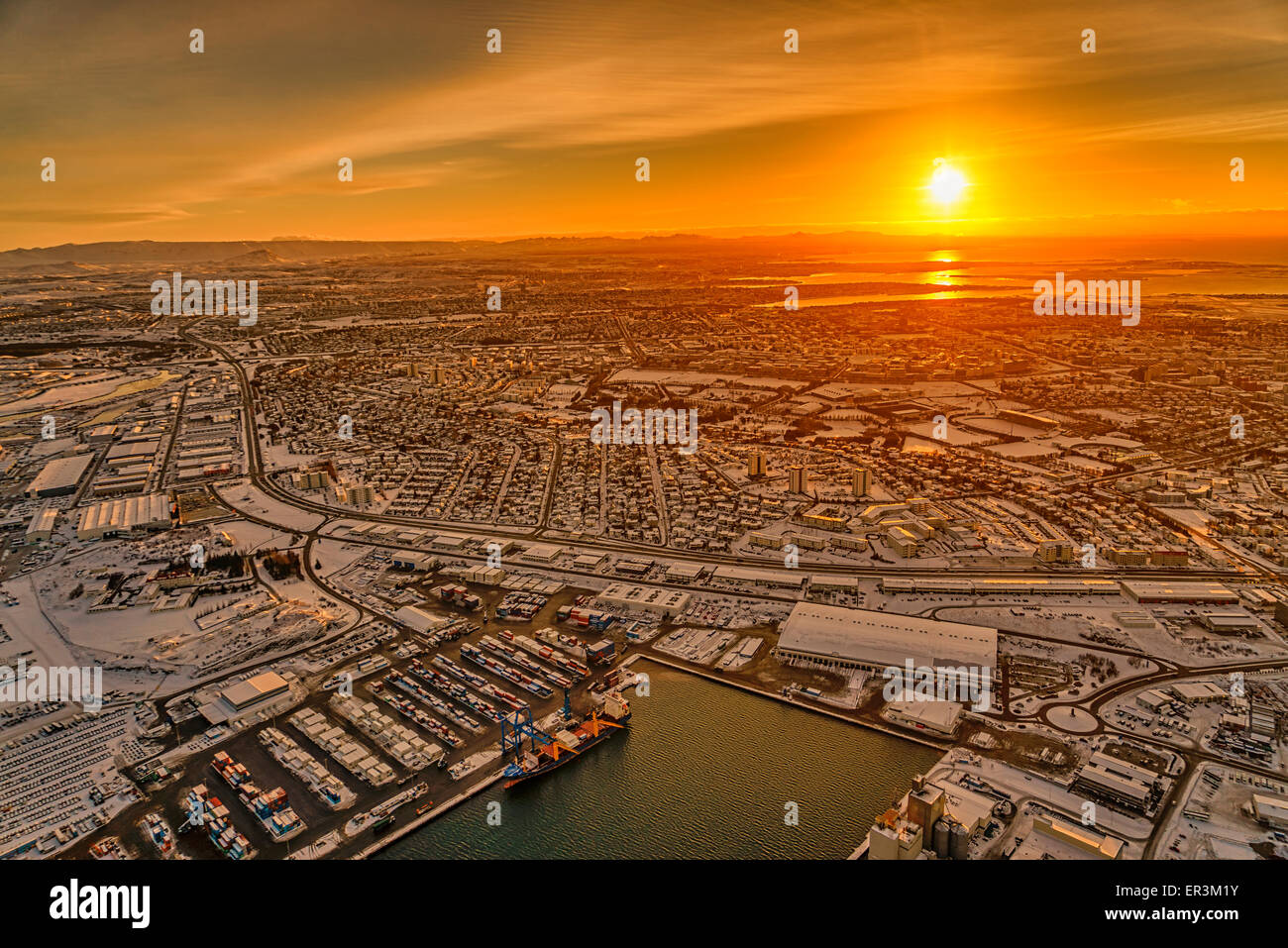 Reykjavik al tramonto in inverno, Islanda Foto Stock