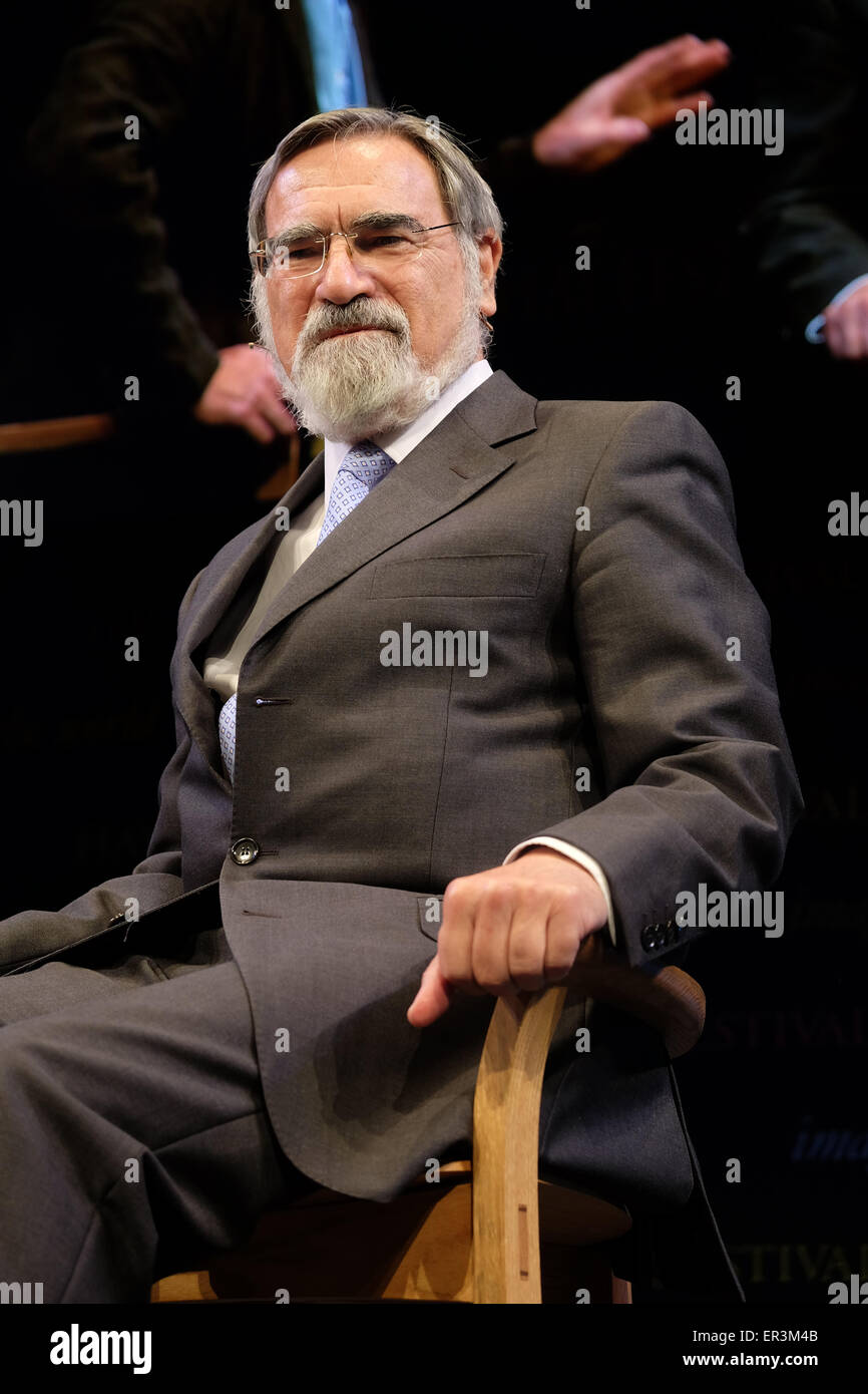 Festival di fieno, POWYS, GALLES - Maggio 2015 - Rabbi Signore Jonathan Sacks sul palco del Festival di fieno per parlare non in nome di Dio - affrontare la violenza religiosa. Foto Stock