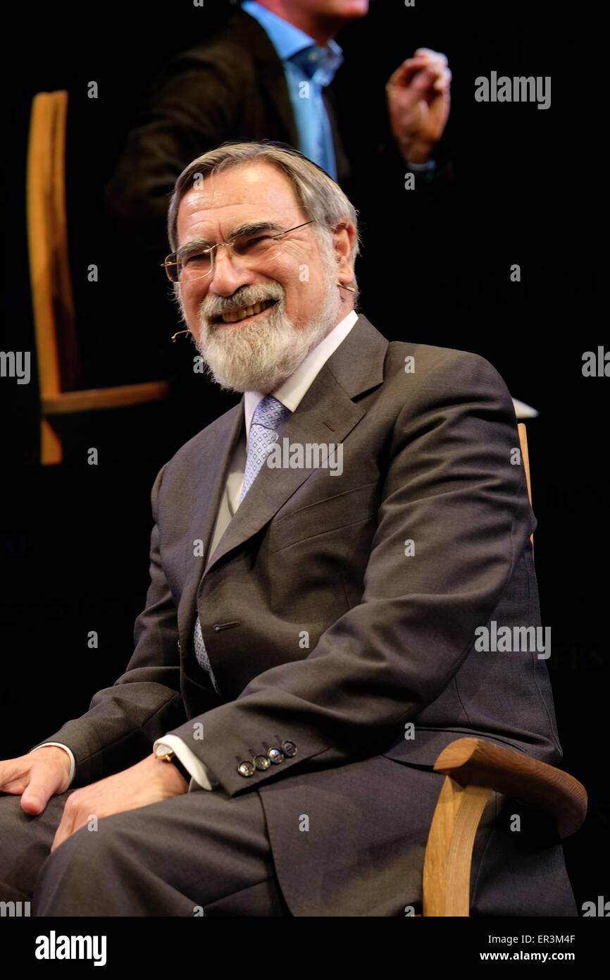 Festival di fieno, POWYS, GALLES - Maggio 2015 - Rabbi Signore Jonathan Sacks sul palco del Festival di fieno per parlare non in nome di Dio - affrontare la violenza religiosa. Foto Stock