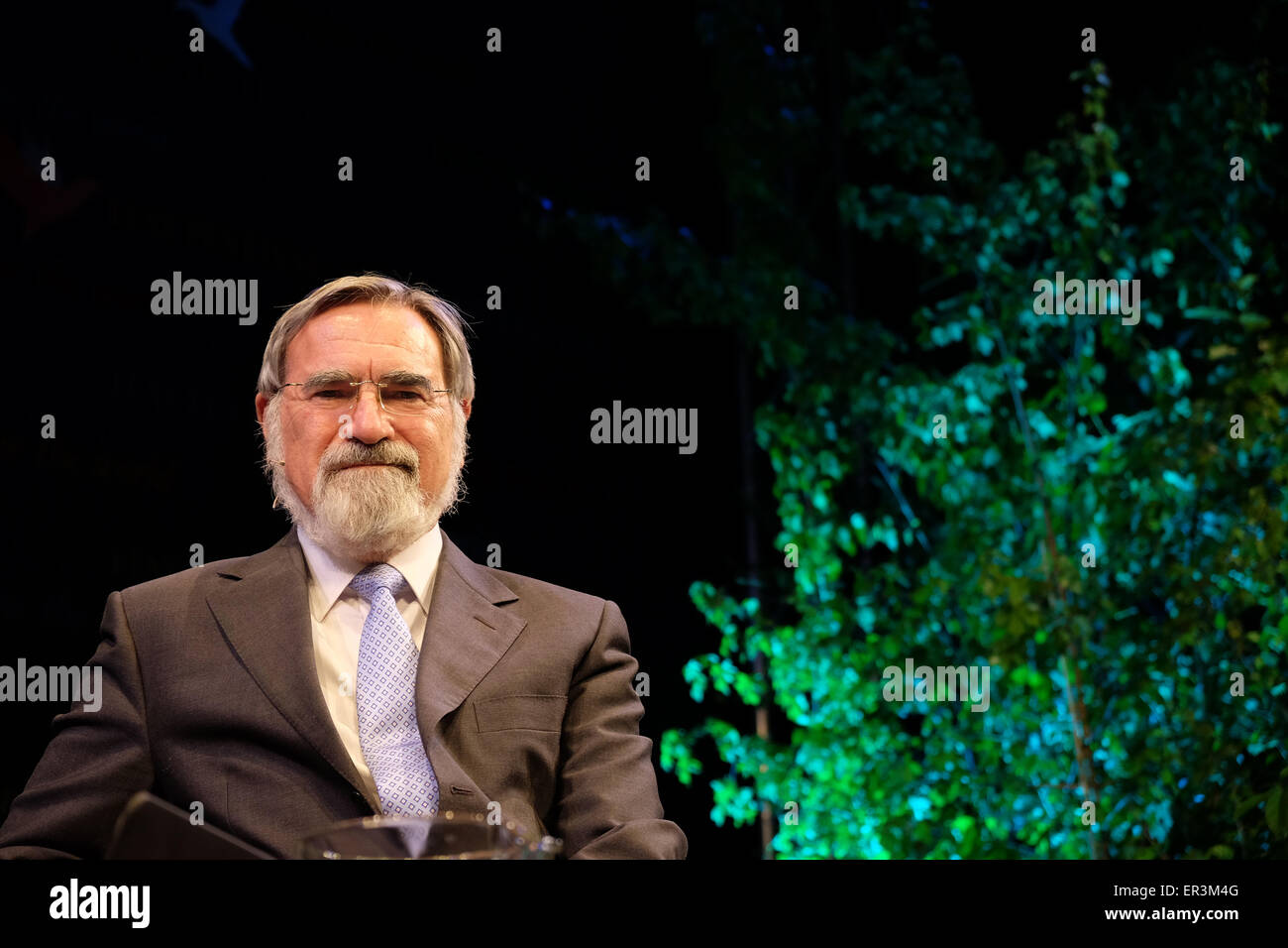 Festival di fieno, POWYS, GALLES - Maggio 2015 - Rabbi Signore Jonathan Sacks sul palco del Festival di fieno per parlare non in nome di Dio - affrontare la violenza religiosa. Foto Stock