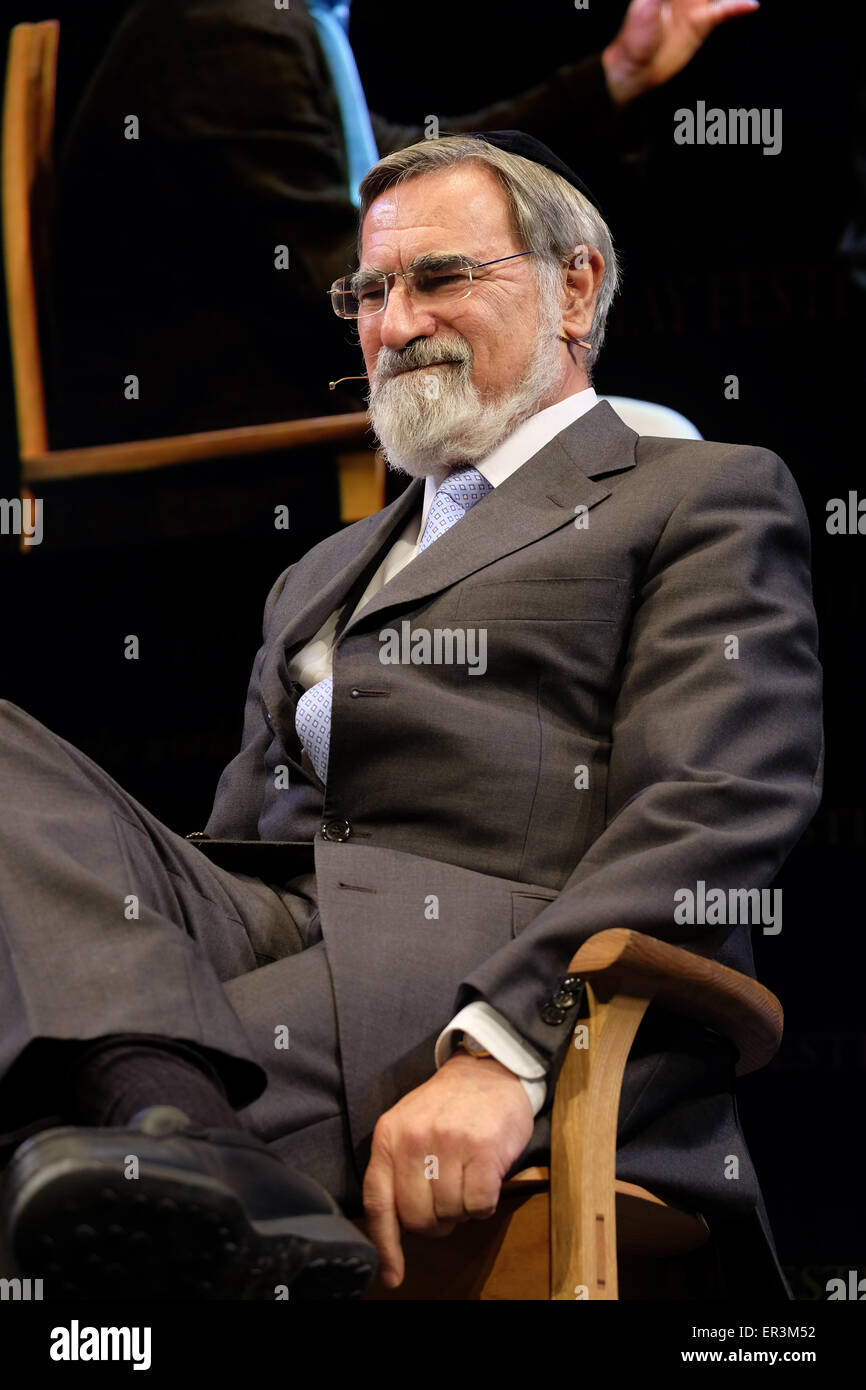 Festival di fieno, POWYS, GALLES - Maggio 2015 - Rabbi Signore Jonathan Sacks sul palco del Festival di fieno per parlare non in nome di Dio - affrontare la violenza religiosa. Foto Stock