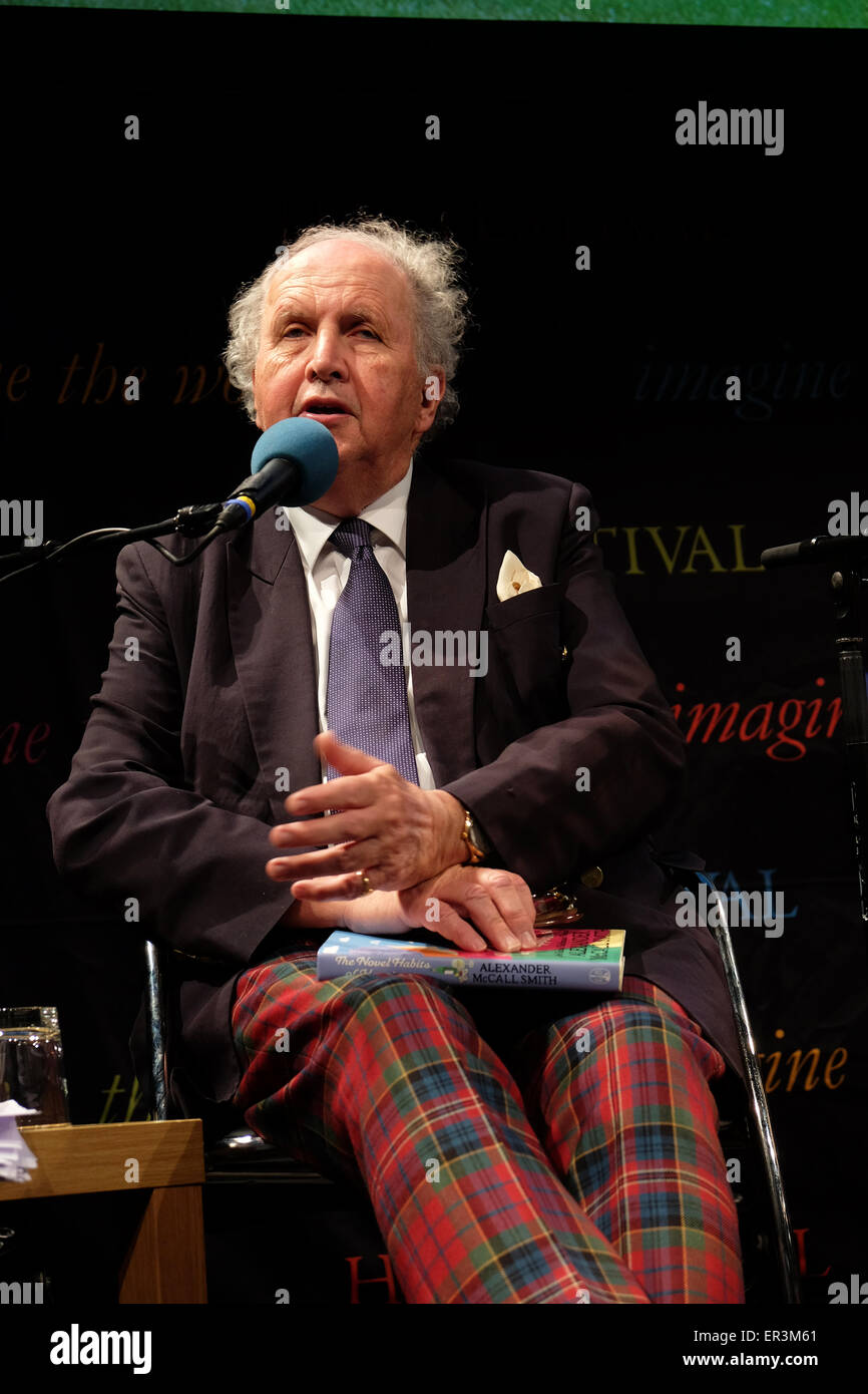 Festival di fieno, POWYS, GALLES - Maggio 2015 - autore di bestseller Alexander McCall Smith intervistata in diretta su BBC Radio 3 dall'Hay Festival. Foto Stock