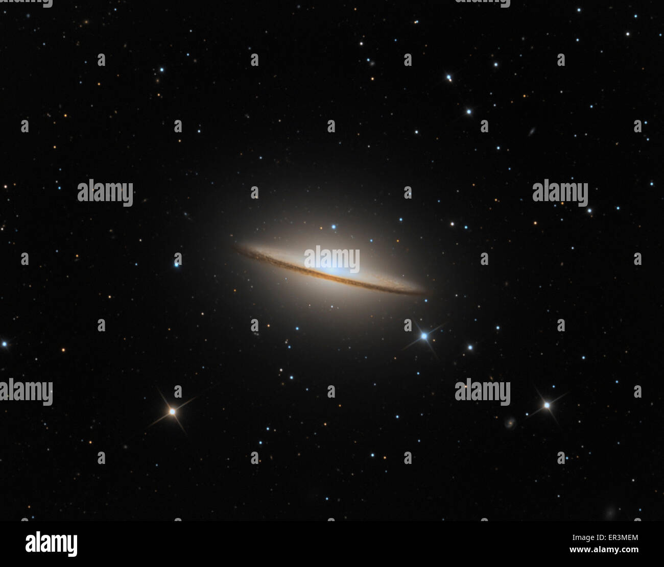 Il Sombrero Galaxy è un unbarred galassia a spirale nella Costellazione di Virgo, trova 28 milioni di anni luce dalla Terra. Foto Stock