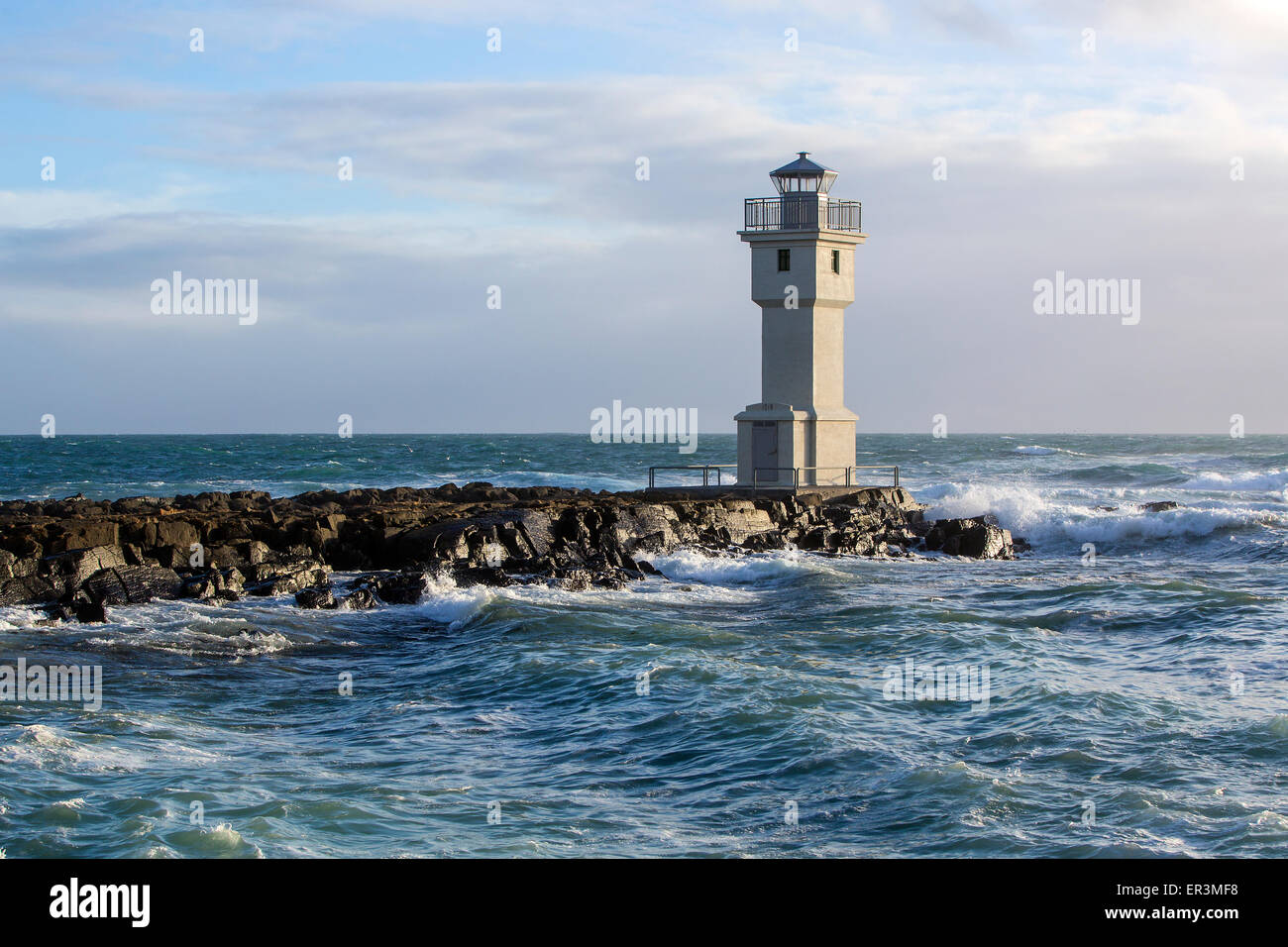 White faro del porto di Akranes, Islanda Foto Stock