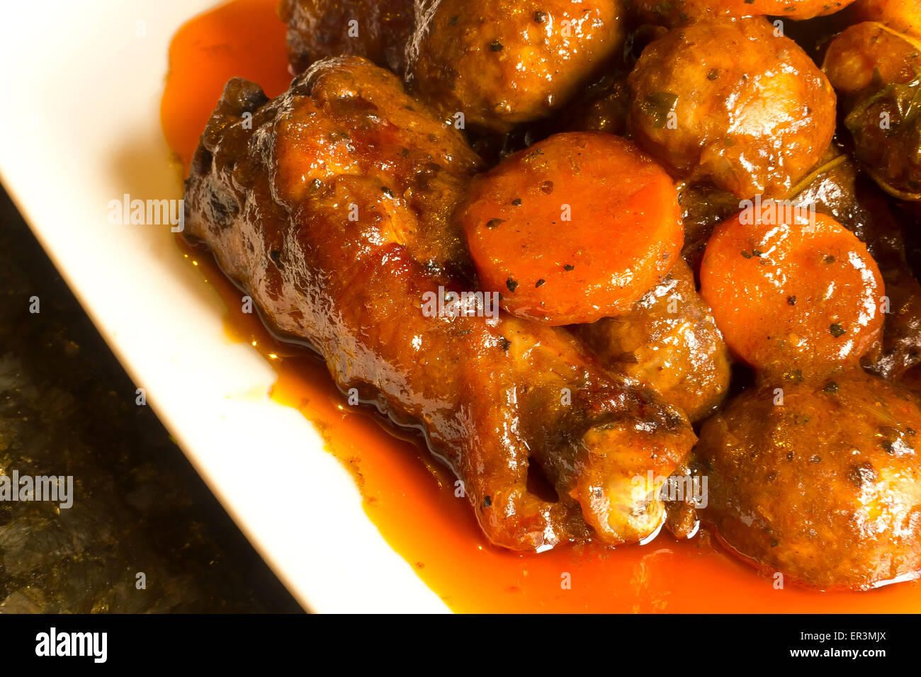 Cucina francese, Coq au Vin, crimini di funghi, carote, con salsa di vino Foto Stock