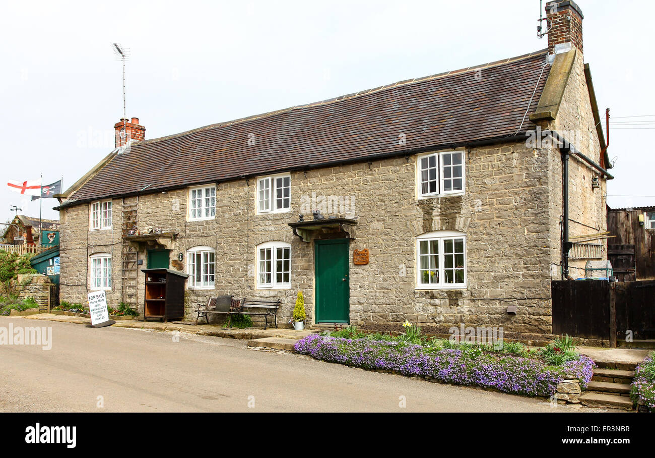 Un paese antico cottage in pietra a Tissington Derbyshire Peak District Inghilterra REGNO UNITO Foto Stock