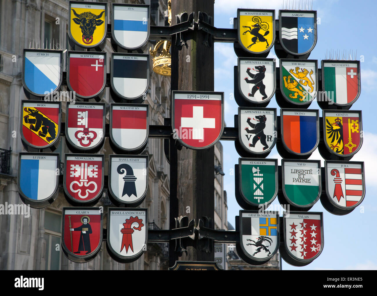Struttura cantonale in Leicester Square Londra con stemmi dei 26 cantoni della Svizzera Foto Stock