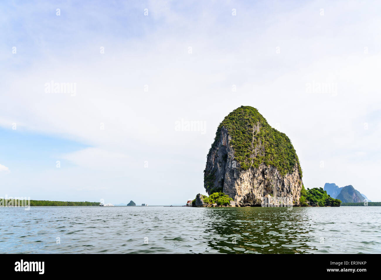 Bellissimo paesaggio del cielo e del mare. Retro del Punyi o isola di Koh Panyee durante il viaggio in barca nella Baia di Phang Nga o Ao Phang Nga compit Foto Stock