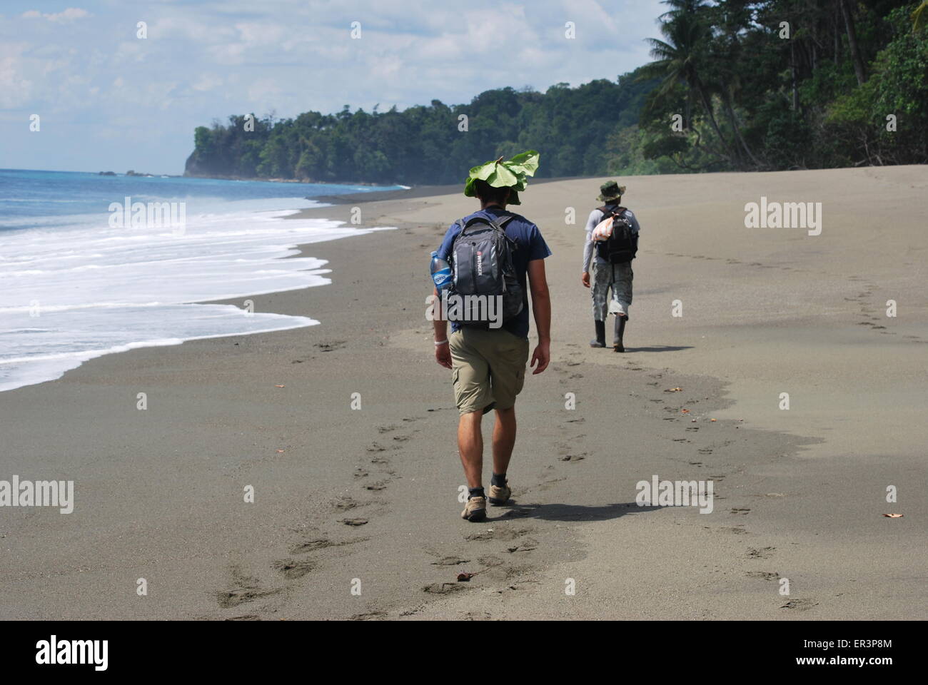 Trekking lungo la spiaggia nel Parco Nazionale di Corcovado, Costa Rica Foto Stock