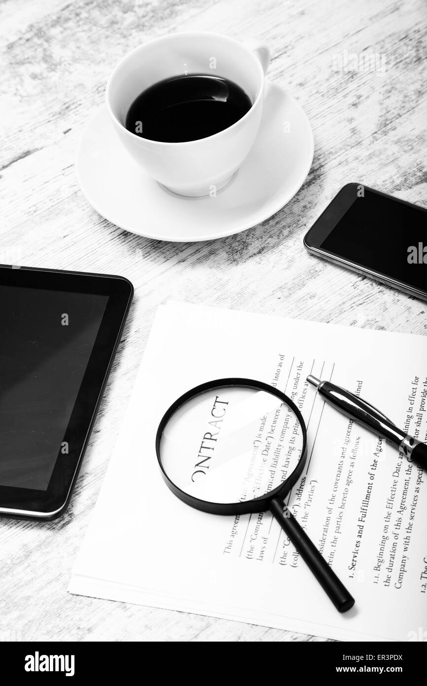 La lettura di un contratto prima della firma Foto Stock