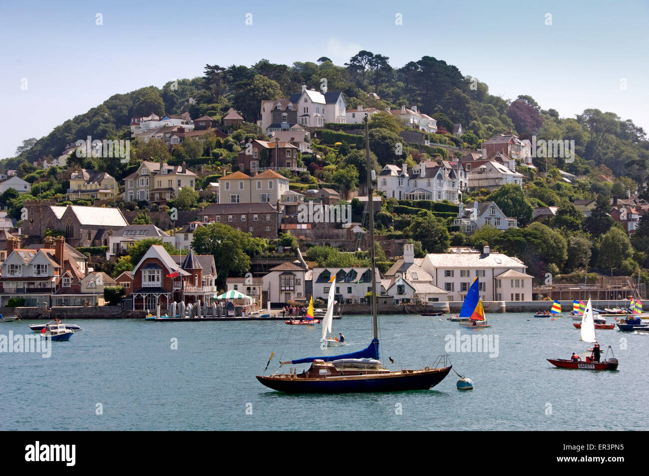 Kingswear che è unita a Dartmouth attraverso il porto da un traghetto attraverso il fiume Dart,è popolare come una marina.UK Foto Stock