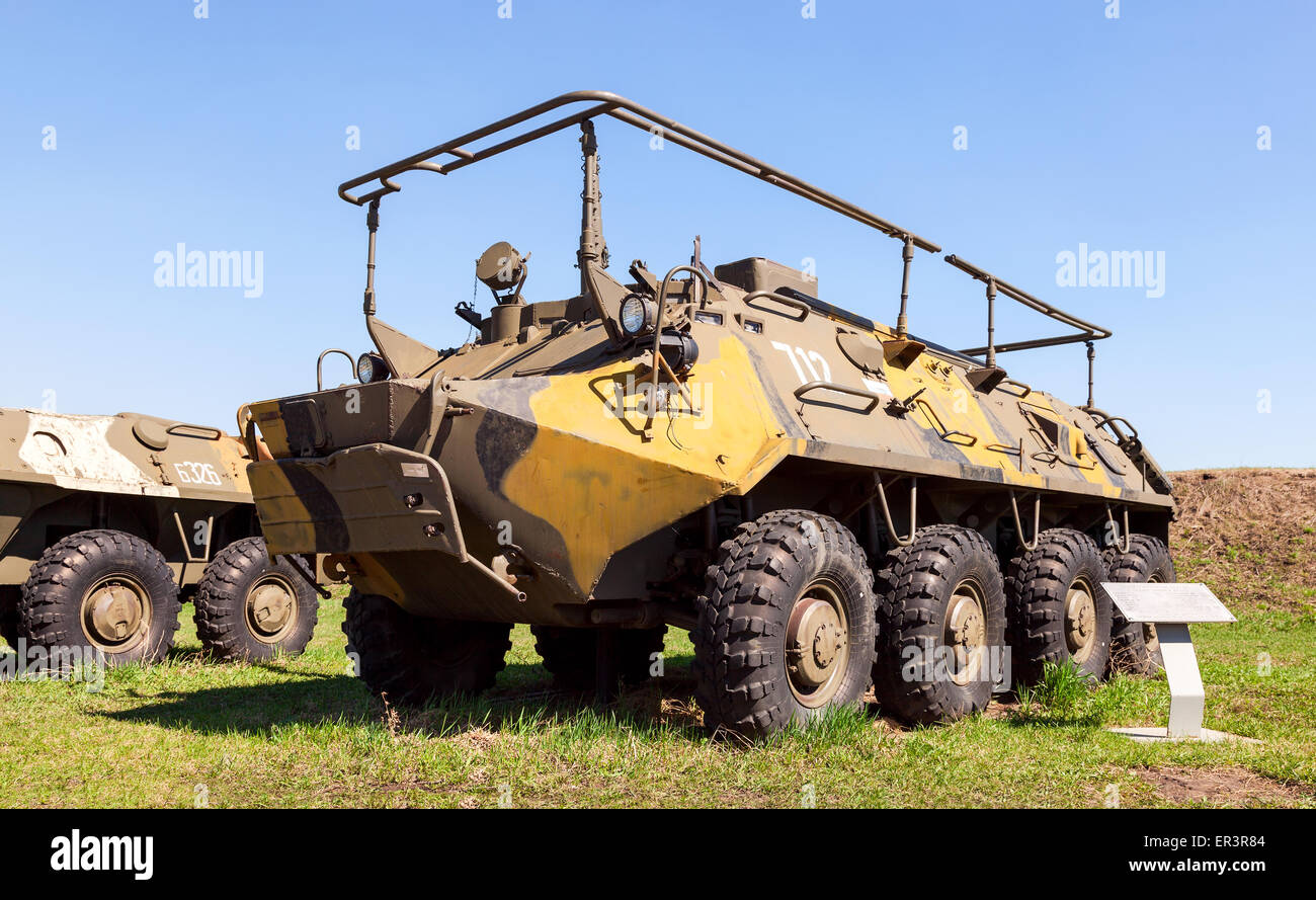 Ruote di personale armato vettore BTR-80 con stazione radio R-145 Foto Stock
