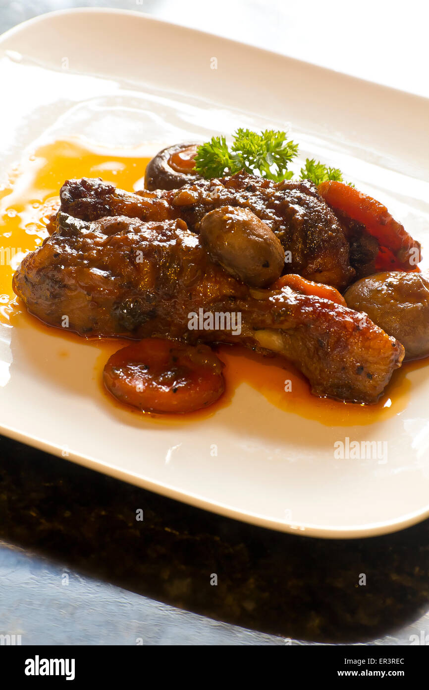 Cucina francese, Coq au Vin, crimini di funghi, carote, con salsa di vino Foto Stock