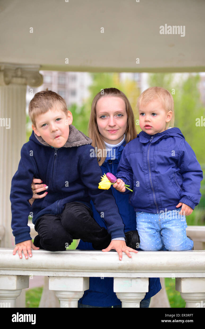 Madre di due bambini in una passeggiata nel gazebo Foto Stock