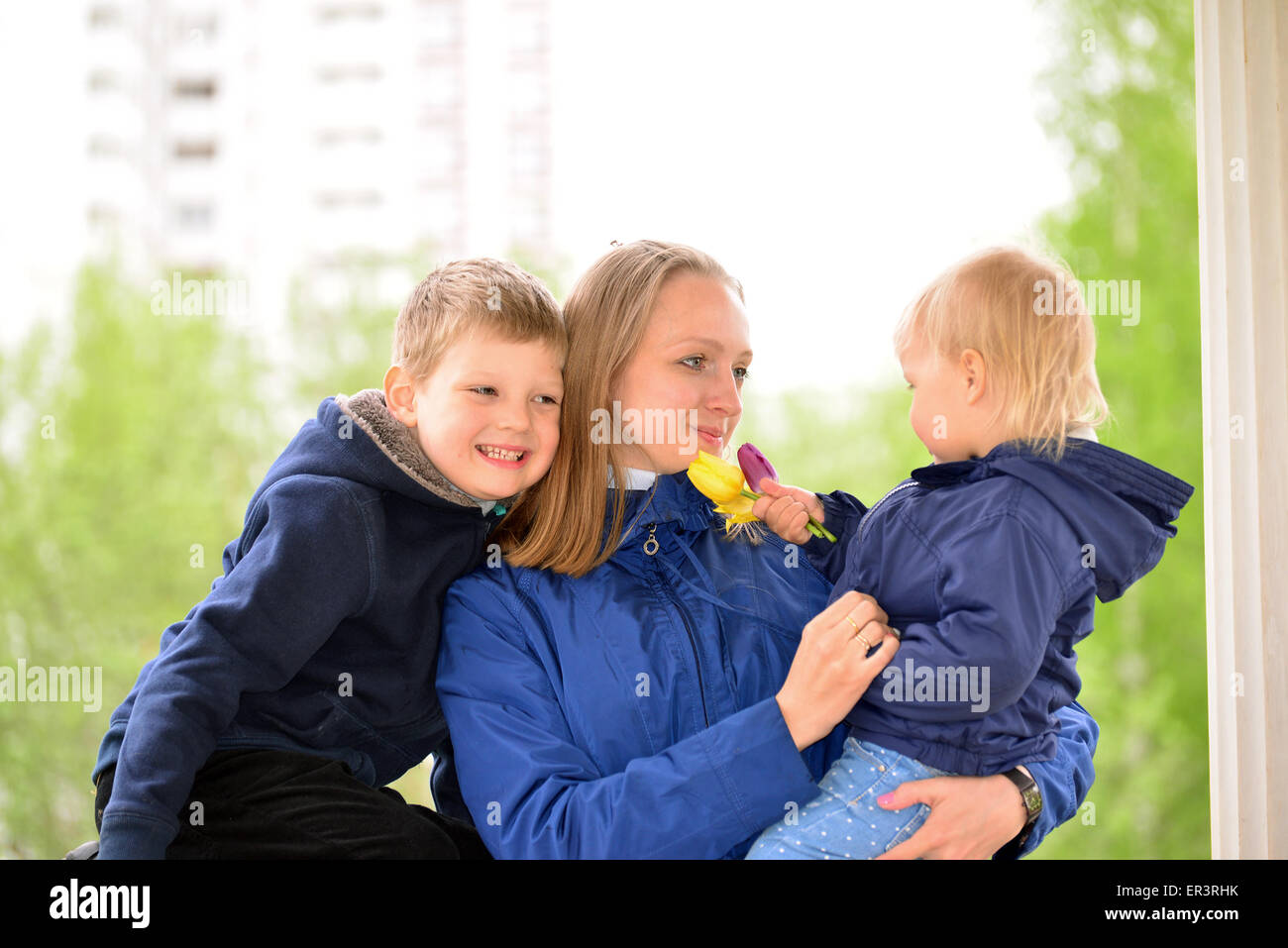 Madre di due bambini in una passeggiata Foto Stock