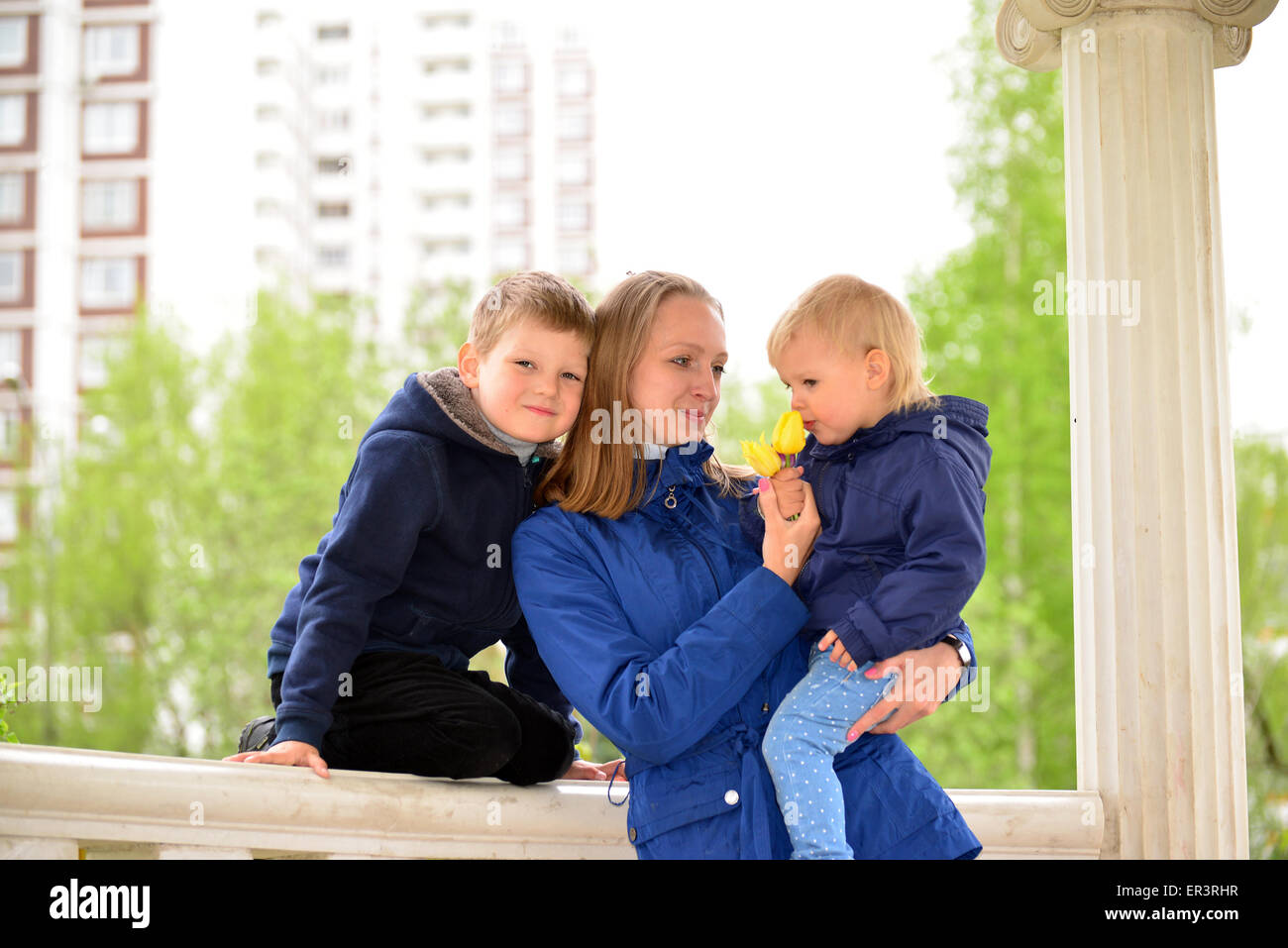 Madre di due bambini in una passeggiata Foto Stock